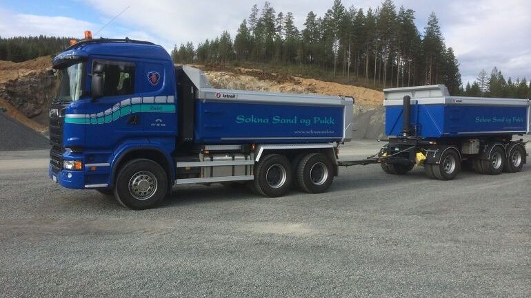 Lastebil med henger klar for massetransport