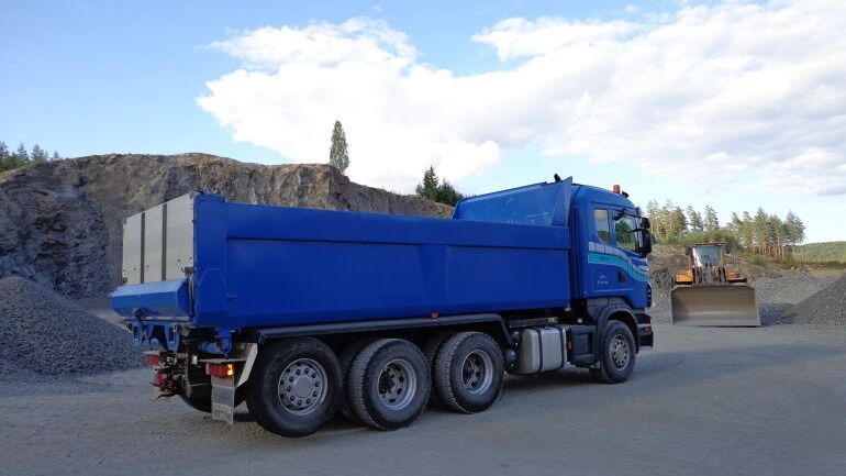 Tippbil lastet med masser på anleggsområde
